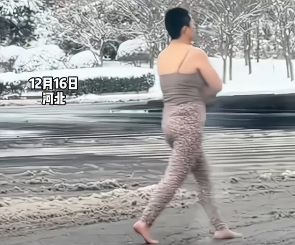 女子大雪天穿吊带赤脚走在街头