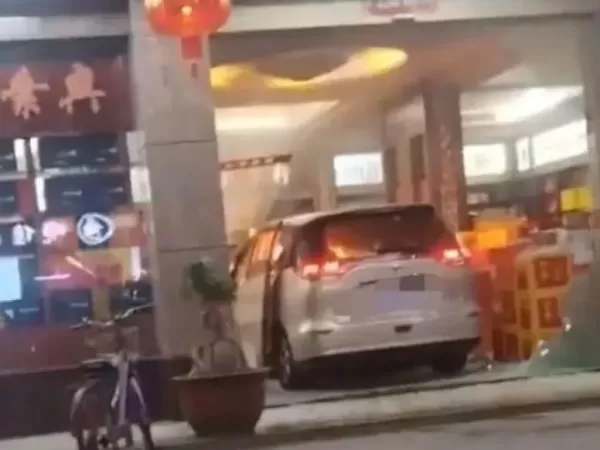 广东汕头一车直接撞进沿街店铺