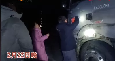 “这么冷的天 不能让他们饿着肚子” 雪夜天 女镇长给高速滞留司机送上暖心食物