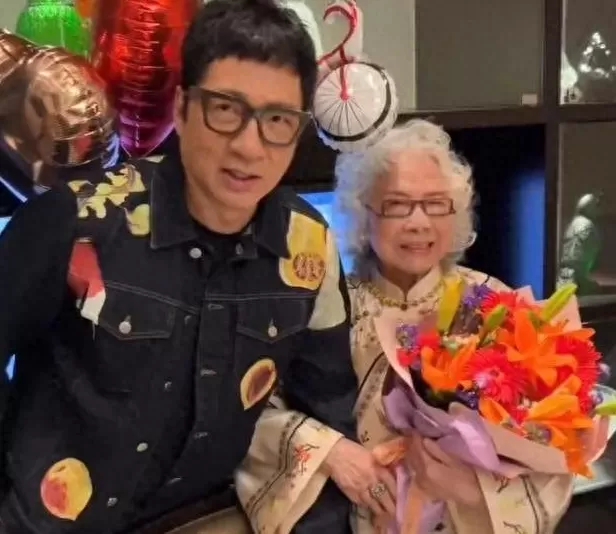 TVB男星单立文为89岁母亲庆生