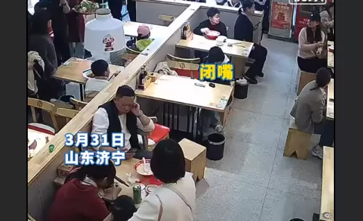 小孩在饭馆吵闹引不满