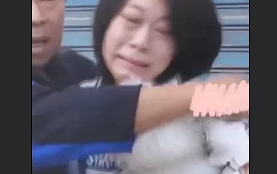 台湾地震救援现场：女孩被成功救出后 口中不断哭喊着＂救我妈＂