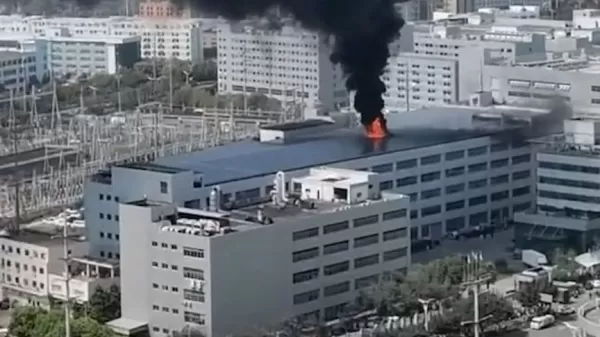 温州一电子厂突发起火