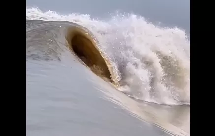 见者好运 摄影师拍到钱塘江巨浪翻涌的震撼画面 江面疑浮现“龙之眼” 十分罕见