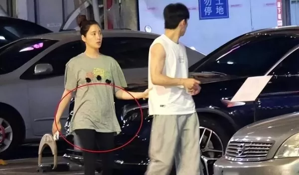 欧阳妮妮孕味浓 街头打哈欠 猜测孕期已近4个月